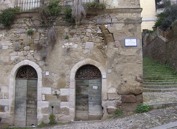Casa con arco gotico del '500, persso la Fonte Grixoni ad Ozieri